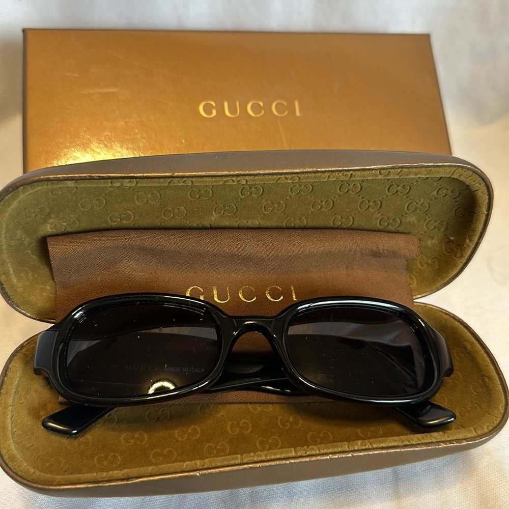 Gucci Fashion forward sunglasses 😎! Pre-Loved:-EUC. Full set: Case/box/cloth